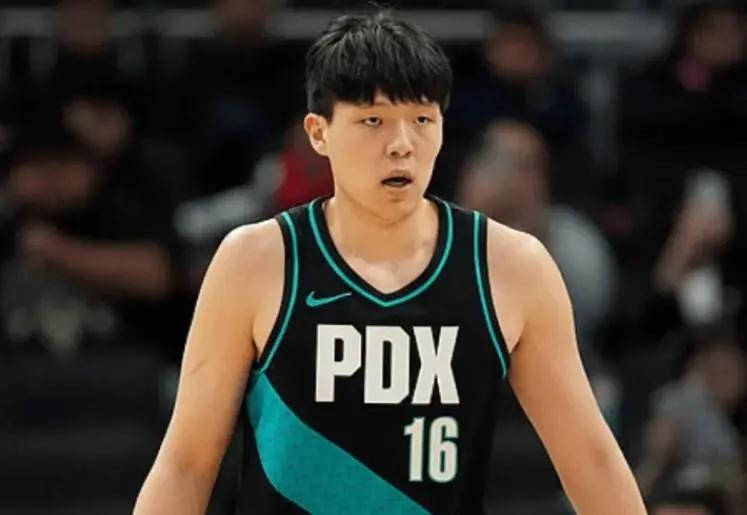 MK体育官方入口-杨瀚森又去发展联盟虐菜了！半场出手3次就轰10+10，统治力太强！